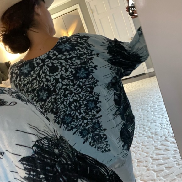 Free People blue & black print V-neck with buttons top size XS - Picture 3 of 9